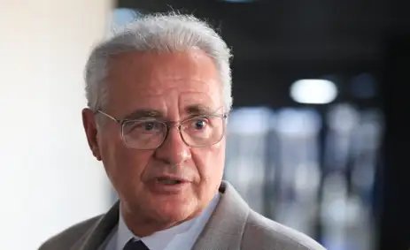 Lula Marques/Agência Brasil Brasília (DF), 24/09/2025 Senador , Renan Calheiros, durante coletiva após aprovação do projeto de lei (PL 1.952/2019) que isenta do Imposto de Renda quem recebe até R$ 5 mil mensais.  Foto: Lula Marques/Agência Brasil