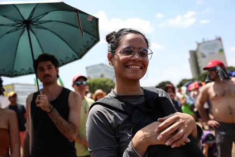 Marcelo Camargo/Agência Brasil Brasília (DF), 21/09/2025 - Sara Santos participou de ato contra o projeto de Anista aos golpistas de 8/1 e a PEC da Blindagem, que busca dar ao congresso a prerrogativa de autorizar abertura de processos contra parlamentares.  Foto: Marcelo Camargo/Agência Brasil