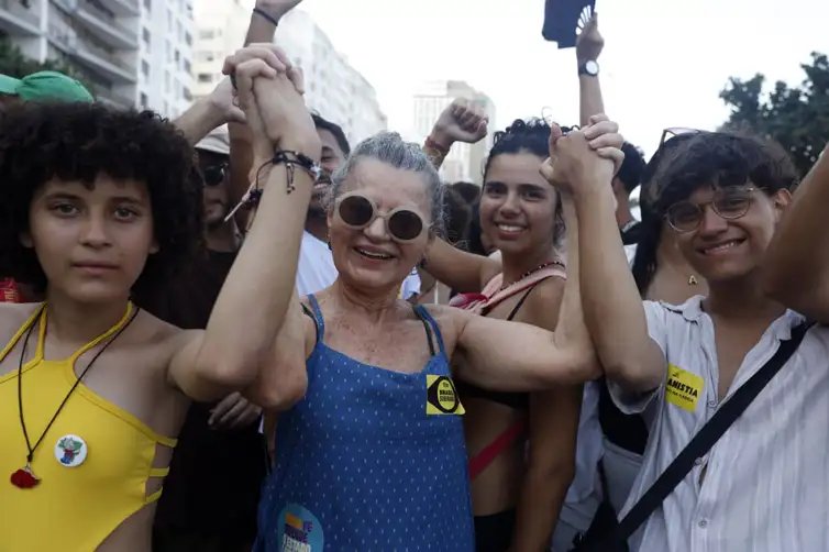 Tânia Rêgo/Agência Brasil Rio de Janeiro (RJ), 21/09/25 - Ana Regina Brito, engenheira aposentada, participa de protesto contra a PEC da Blindagem e PL da Anistia na orla de Copacabana. Foto: Tânia Rêgo/Agência Brasil