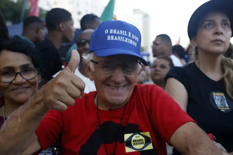 Tânia Rêgo/Agência Brasil Rio de Janeiro (RJ), 21/09/25 - Edson Enio Martins, participa de protesto contra a PEC da Blindagem e PL da Anistia na orla de Copacabana. Foto: Tânia Rêgo/Agência Brasil