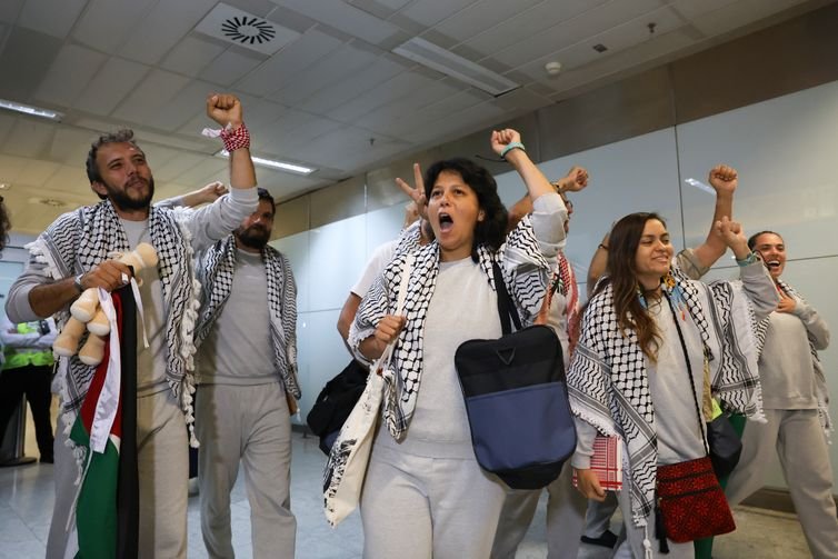 Rovena Rosa/Agência Brasil São Paulo (SP), 09/10/2025 - Chegada dos integrantes da delegação brasileira da Flotilha Global Sumud ao aeroporto internacional de Guarulhos. Foto: Rovena Rosa/Agência Brasil