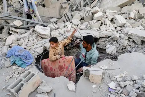 REUTERS/Hatem Khaled/Proibida reprodução Palestinos se reúnem em local de ataque a casa em Khan Younis, no sul da Faixa de Gaza
22/04/2025 Reuters/Hatem Khaled/Proibida reprodução