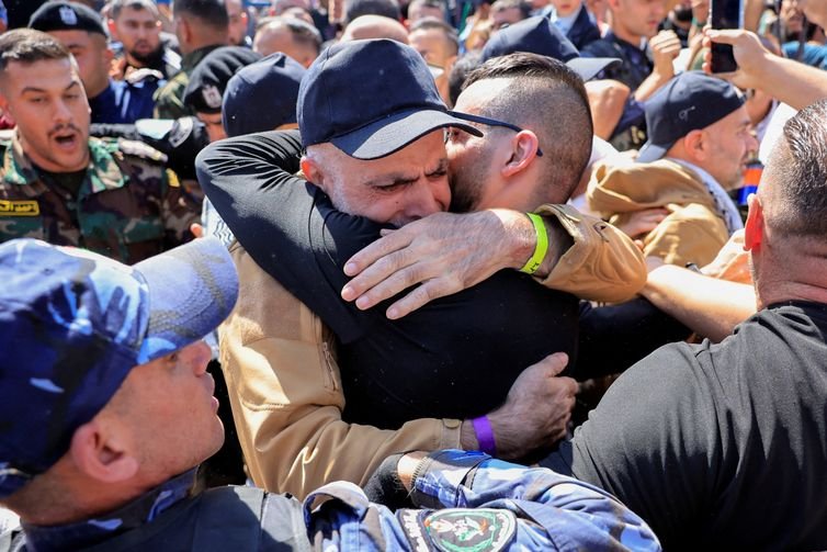 Prisioneiro palestinos libertado por Israel abraça parentes em Ramallah, na Cisjordânia ocupada por Israel
13/10/2025 Reuters/Mussa Qawasma/Proibida reprodução