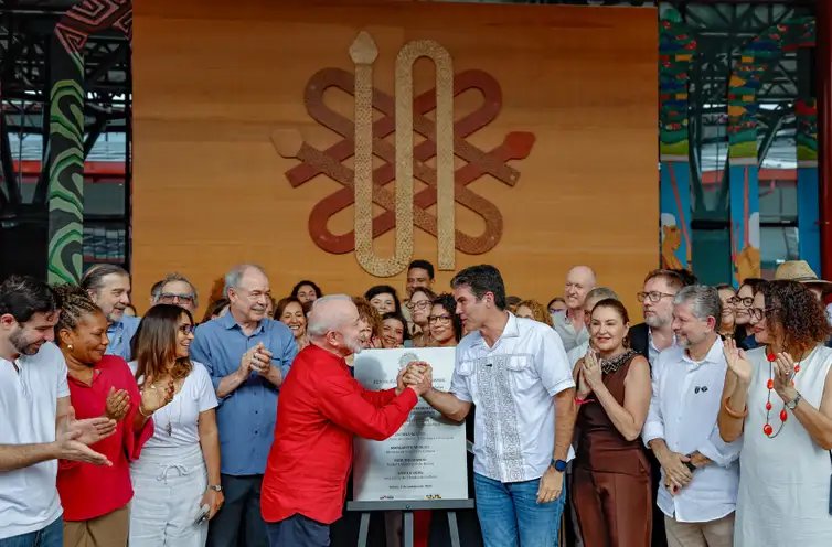 Presidente da República, Luiz Inácio Lula da Silva, durante visita ao Museu das Amazônias, ao Centro Gastronômico e ao Parque de Bioeconomia e Inovação do Parque do Futuro II. Belém - PA.


Foto: Ricardo Stuckert / PR