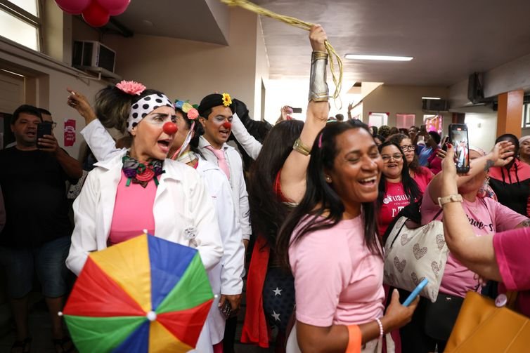 Tomaz Silva/Agência Brasil Rio de Janeiro (RJ), 23/10/2025 –  Grupo de palhaços faz apresentação durante celebração do Outubro Rosa no Hospital do Câncer III, na zona norte do Rio de Janeiro. Foto: Tomaz Silva/Agência Brasil