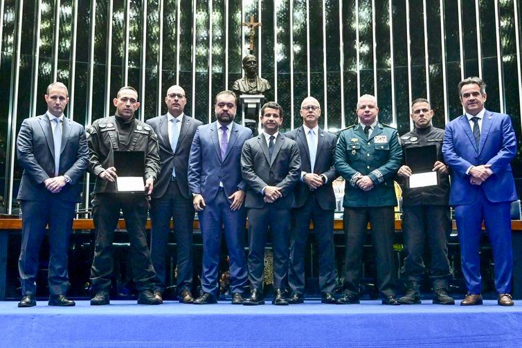 Sessão Solene do Congresso Nacional destinada a homenagear o Governo do Estado do Rio de Janeiro, a Polícia Civil, a Polícia Militar e os policiais mortos e baleados na Operação Contenção. 

Entrega de Placa de homenagem pela bravura e pelos esforços empenhados na preservação da ordem pública e da incolumidade do povo brasileiro. 

Participam:
governador do Estado do Rio de Janeiro, Cláudio Castro;
secretário de Polícia Militar do Estado do Rio de Janeiro, coronel Marcelo de Menezes Nogueira;
secretário de Estado de Segurança Pública do Governo do Rio de Janeiro, Victor Cesar Carvalho dos Santos;
secretário de Polícia Civil do Estado do Rio de Janeiro, delegado Felipe Lobato Curi;
comandante do Batalhão de Operações Policiais Especiais da Polícia Militar do Estado do Rio de Janeiro (Bope), tenente-coronel Marcelo Corbage;
coordenador de Recursos Especiais da Polícia Civil do Estado do Rio de Janeiro (Core), delegado Fabrício Oliveira;
secretário de Estado de Segurança Pública do Governo do Distrito Federal, Sandro Torres Avelar.
requerente e presidente desta sessão, Ciro Nogueira (PP-PI). 

Foto: Geraldo Magela/Agência Senado