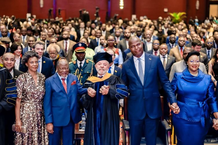 Presidente da República, Luiz Inácio Lula da Silva, durante a cerimônia de outorga do título de Doutor Honoris Causa em Ciência Política, Desenvolvimento e Cooperação Internacional pela Universidade Pedagógica de Maputo. Centro Internacional de Conferências Joaquim Chissano – Maputo (Moçambique)

Foto: Ricardo Stuckert / PR