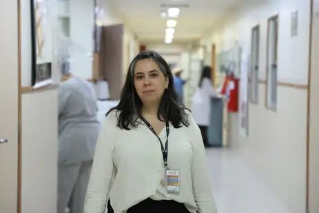 Rio de Janeiro (RJ), 30/10/2025 – A chefe da unidade de atenção psicossocial, Daniela Porto Faus na Maternidade Escola da UFRJ, em Laranjeiras, na zona sul do Rio de Janeiro  Foto: Tomaz Silva/Agência Brasil