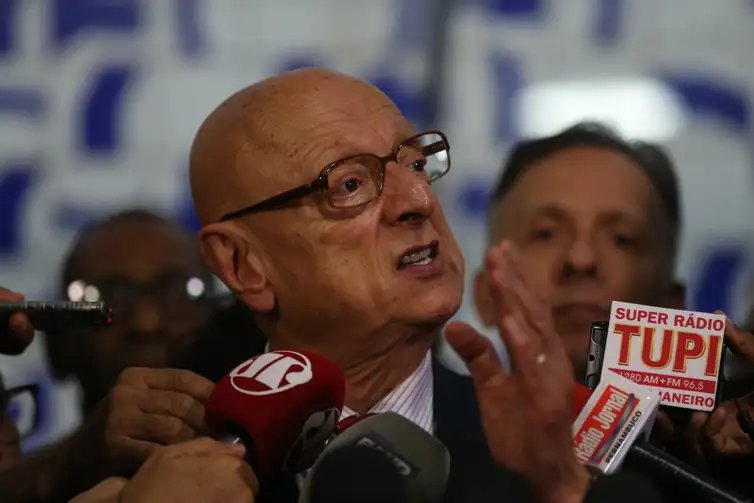 Brasília - O deputado Esperidião Amim fala sobre o projeto da renegociação das dívidas dos estados  (Fabio Rodrigues Pozzebom/Agência Brasil)  