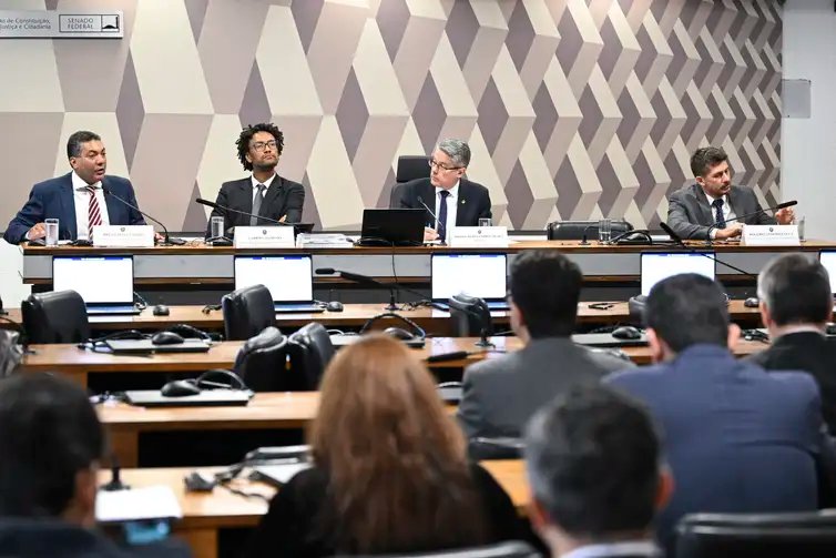 Edilson Rodrigues/Agência Senado Comissão de Constituição, Justiça e Cidadania (CCJ) promove audiência pública interativa destinada a instruir o Projeto de Lei 5.582/2025, que estabelece o marco legal do combate ao crime organizado, definindo novas regras penais e processuais para enfrentar estruturas criminosas complexas, e atualiza dispositivos do Código Penal, da Lei de Execução Penal e de normas especiais que tratam de organizações criminosas.
Mesa:
conselheiro nacional de Política Criminal e Penitenciária (CNPCP), Bruno Dias Candido;
diretor-adjunto da Conectas Direitos Humanos, Gabriel Sampaio;
relator do REQ 56/2025-CCJ, senador Alessandro Vieira (MDB-SE);
secretário executivo do Banco Central do Brasil, Rogerio Antonio Lucca.
Foto: Edilson Rodrigues/Agência Senado