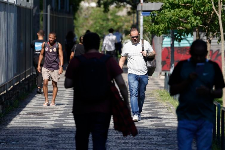 Rio de Janeiro (RJ), 26/12/2025 – Trabalhadores no centro da cidade em dia de calor no Rio de Janeiro. Foto: Fernando Frazão/Agência Brasil