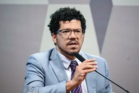 Edilson Rodrigues/Agência Senado Comissão de Constituição, Justiça e Cidadania (CCJ) promove audiência pública interativa destinada a instruir o Projeto de Lei 5.582/2025, que estabelece o marco legal do combate ao crime organizado, definindo novas regras penais e processuais para enfrentar estruturas criminosas complexas, e atualiza dispositivos do Código Penal, da Lei de Execução Penal e de normas especiais que tratam de organizações criminosas.
À mesa, em pronunciamento, secretário nacional de Assuntos Legislativos do Ministério da Justiça e Segurança Pública, Marivaldo de Castro Pereira.
Foto: Edilson Rodrigues/Agência Senado