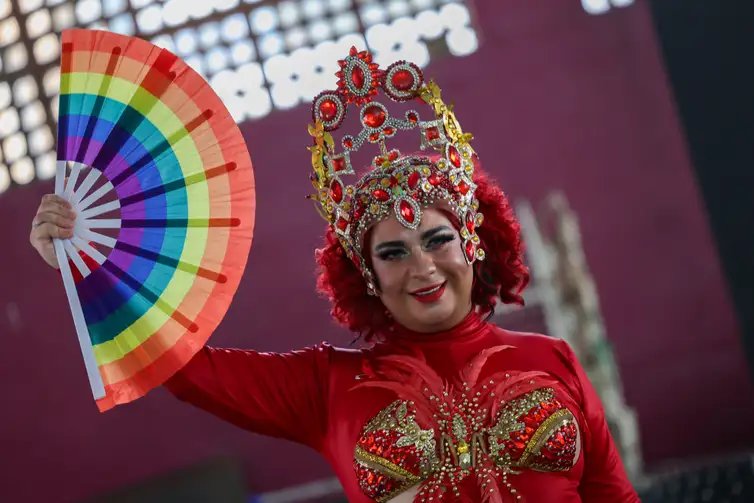Brasília (DF) 12/12/2025 - Mobilização em Brasília no Dia Mundial de Combate à Aids oferece testagem rápida para HIV, distribuição de autotestes, orientações sobre ISTs e saúde sexual. A drag Bella Avellaskis, fala com a Agência Brasil.  Foto: Fabio Rodrigues-Pozzebom/ Agência Brasil
