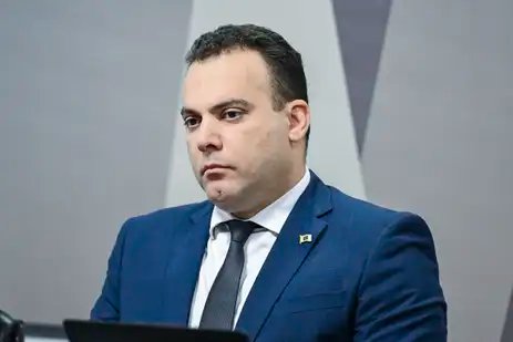 Edilson Rodrigues/Agência Senado Comissão de Constituição, Justiça e Cidadania (CCJ) promove audiência pública interativa destinada a instruir o Projeto de Lei 5.582/2025, que estabelece o marco legal do combate ao crime organizado, definindo novas regras penais e processuais para enfrentar estruturas criminosas complexas, e atualiza dispositivos do Código Penal, da Lei de Execução Penal e de normas especiais que tratam de organizações criminosas.
À mesa, secretário executivo do Conselho Nacional de Secretários de Segurança Pública (Consesp), Thiago Frederico de Souza Costa.
Foto: Edilson Rodrigues/Agência Senado