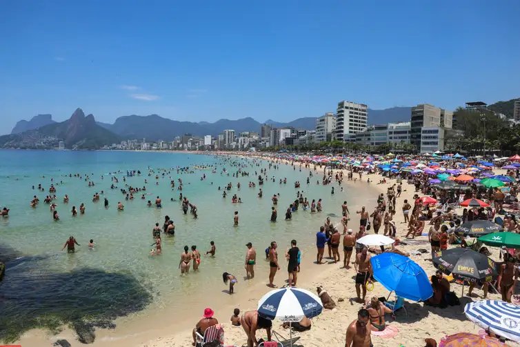 Tomaz Silva/Agência Brasil Rio de Janeiro (RJ), 26/12/2025 – Cariocas e turistas vão à praia em dia de forte calor no Rio de Janeiro. Foto: Tomaz Silva/Agência Brasil
