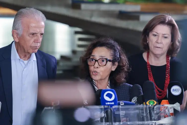 Brasília (DF), 03/01/2026 – Ministro da defesa, José Múcio, (e) embaixadora, Maria Laura (c)  e a secretária executiva da casa civil, Miriam Belchior (d), durante entrevista falam da invasão americana na Venezuela.
Foto: Valter Campanato/Agência Brasil