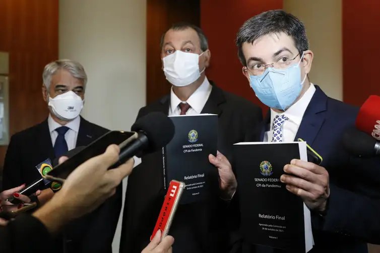 Fernando Frazão/Agência Brasil Senadores atuantes na CPI da Covid-19 entregam o relatório final dos trabalhos da comissão ao Ministério Público do Rio de Janeiro (MPRJ)
