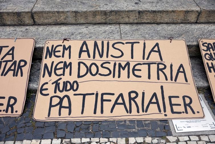 Rio de Janeiro (RJ), 08/01/2026 - Manifestantes durante ato pela democracia, em memória aos antidemocráticos de 8 de janeiro de 2023, na Cinelândia, centro da cidade. Foto: Tânia Rêgo/Agência Brasil