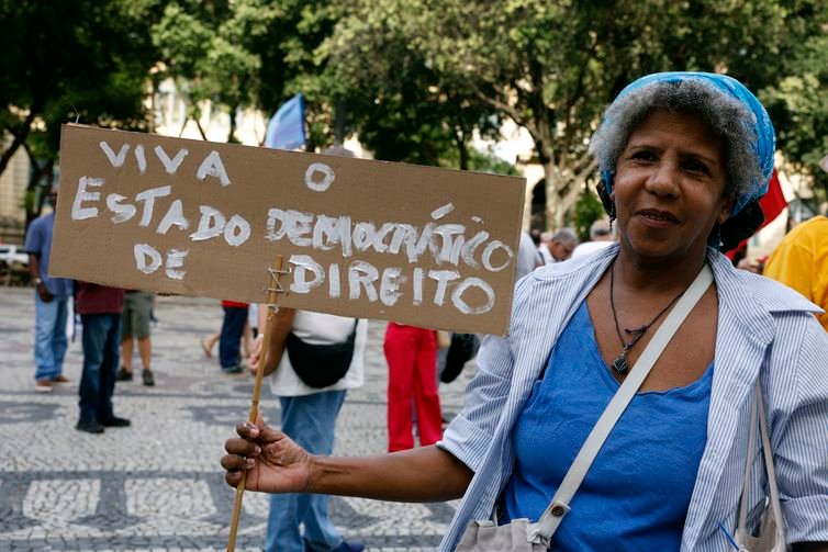 Rio de Janeiro (RJ), 08/01/2026 - Manifestantes durante ato pela democracia, em memória aos antidemocráticos de 8 de janeiro de 2023, na Cinelândia, centro da cidade. Foto: Tânia Rêgo/Agência Brasil