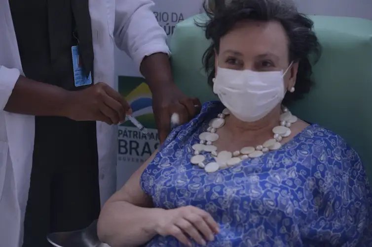 Tomaz Silva/Agência Brasil A médica pneumologista do Centro de Referência Professor Helio Fraga, da Fiocruz, Margareth Dalcolmo recebe a dose da vacina de Oxford/AstraZeneca na Fiocruz.