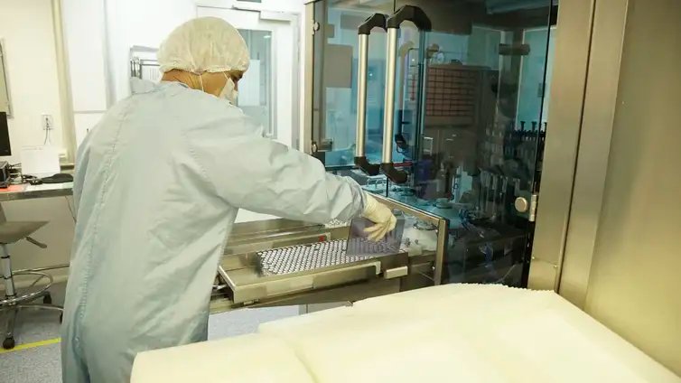 As vacinas seguem agora para o Controle de Qualidade interno de Bio-Manguinhos, onde uma análise minuciosa irá garantir a sua integridade e segurança (foto: Bio-Manguinhos/Fiocruz)