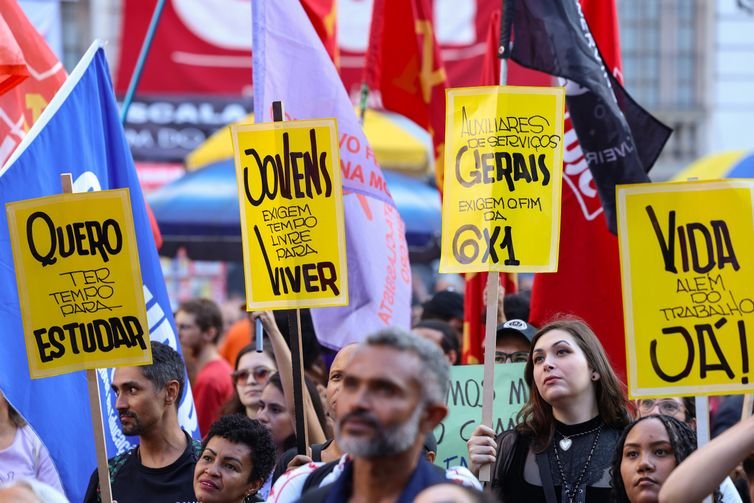 Tomaz Silva/Agência Brasil Rio de Janeiro (RJ), 01/05/2025 – Ato do Dia do Trabalhador pede o fim da escala 6x1 e melhores condições de trabalho e renda, na Cinelândia, no centro da capital fluminense. Foto: Tomaz Silva/Agência Brasil