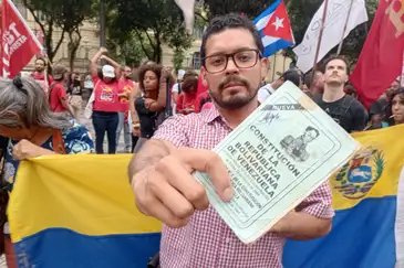 Rio de Janeiro (RJ), 05/01/2026 - Manifestante mostra constituição da Venezuela durante ato na Cinelândia contra a invasão dos Estados Unidos na Venezuela. Foto: Gilberto Costa/Agência Brasil