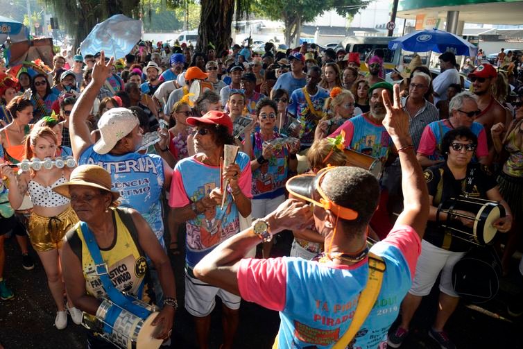 Bloco Tá Pirando, Pirado, Pirou! desfila na Urca, zona sul do Rio no domingo de pré-carnaval