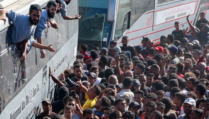 1760383663_2025-10-13t140103z_1_lynxnpel9c0lh_rtroptp_4_gaza-cheer-prisoners-sk3.jpg © Reuters/Proibida reprodução