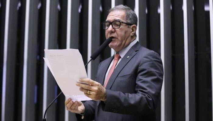 Deputado federal Luiz Gastão (PSD-MG) usa mesmo tom de "humanização" do governo. O relator, po...