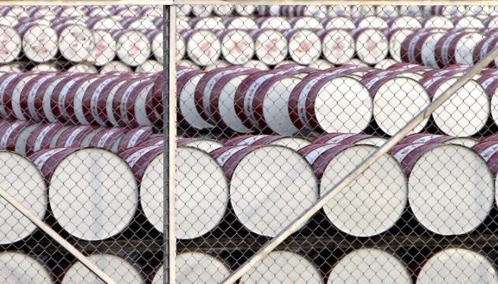 Barris de petróleo armazenados em um depósito de petróleo em Jacarta, Indonésia: mercado teme...