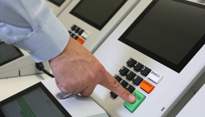 Talvez a maior contradição brasileira seja justamente esta: o país em que os pobres são consi...