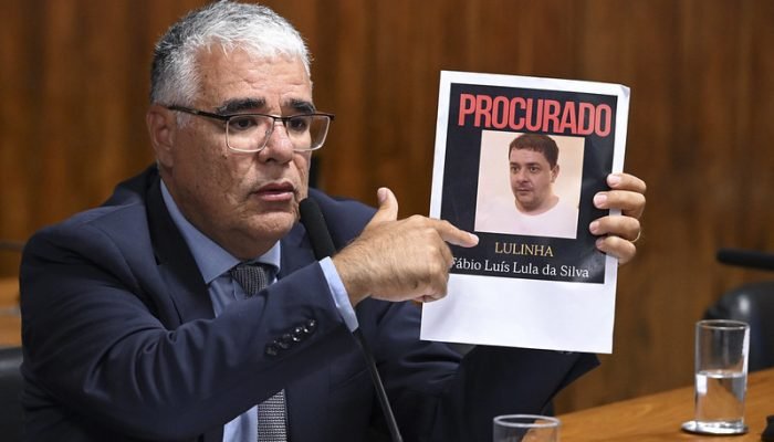 Senador Eduardo Girão provoca governistas com cartaz de "procurado" com o nome de Fábio Luiz, o...