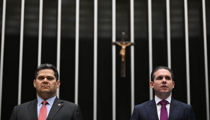 Enquanto Davi Alcolumbre adia leitura de requerimento, Motta recorre ao critério da ordem cronol...