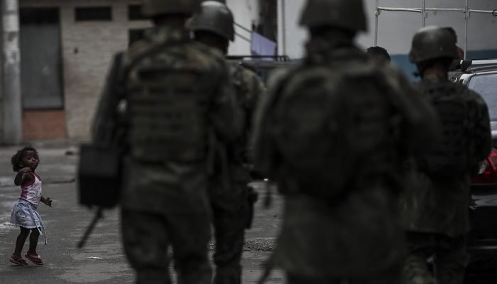Tropas das Forças Armadas invadem favela Cidade de Deus em 7 de junho de 2018. Houve confronto c...