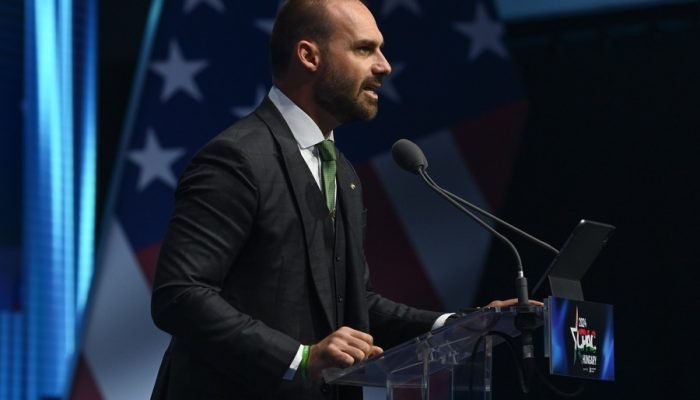 Eduardo Bolsonaro está nos Estados Unidos e enfrenta acusações no STF. (Foto: Zoltan Mathe HUN...