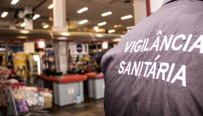 Agentes da vigilância sanitária durante inspeção (Foto: MICHELCORVELLO / Prefeitura de Pelotas)