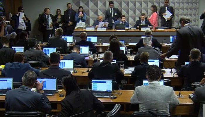 Sessão da CPMI do INSS em meados de março. (Foto: reprodução/Youtube TV Senado)