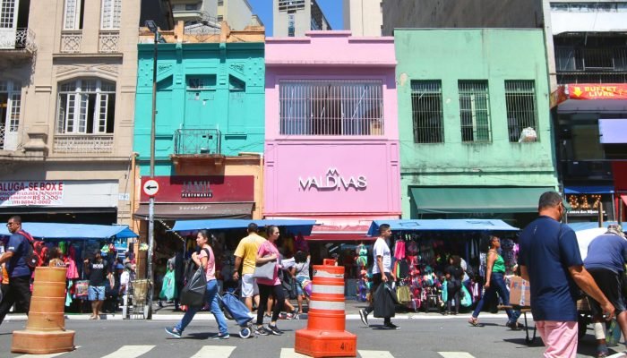 Queda do desemprego esconde redução da participação no mercado de trabalho e aumento da subut...