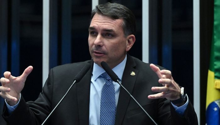 Flávio Bolsonaro chega aos EUA para tentar barrar tarifas sobre produtos brasileiros. (Foto: Car...