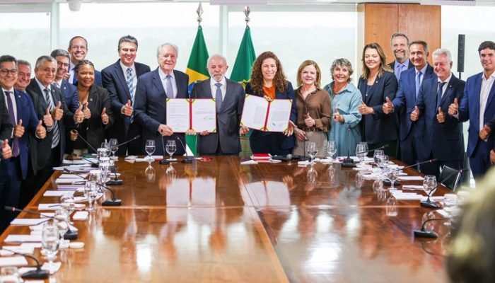 Governo Lula assina MP que dá reajustes a policiais e cria carreiras, (Foto: Jhonatan Braga / go...