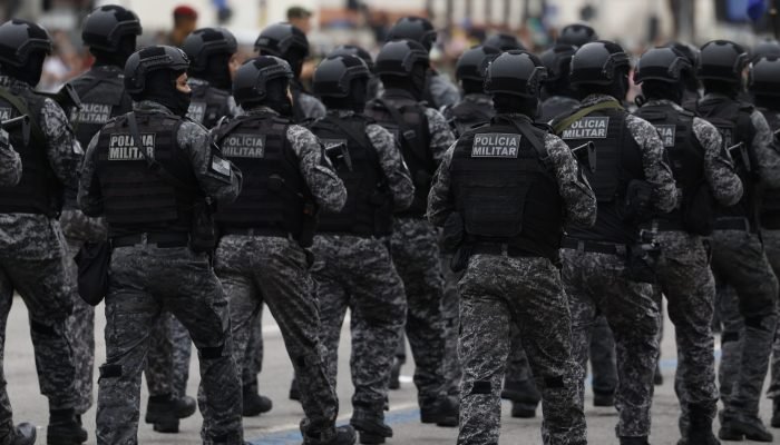 Além da proposta no Senado, outros dois projetos na Câmara visam isentar militares e forças de...