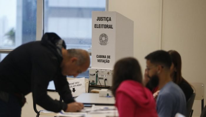 Maioria dos brasileiros pretende escolher candidatos ao Congresso apenas durante a campanha eleit...