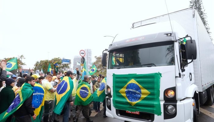 Manifestantes fazem bloqueio em protesto contra resultado das eleições de 2022. Moraes impôs m...