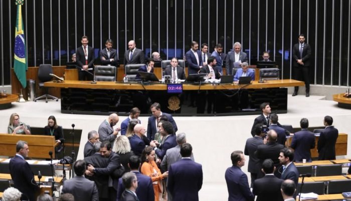 Projetos criam penduricalho que abre brecha para remunerações de servidores acima do teto do fu...