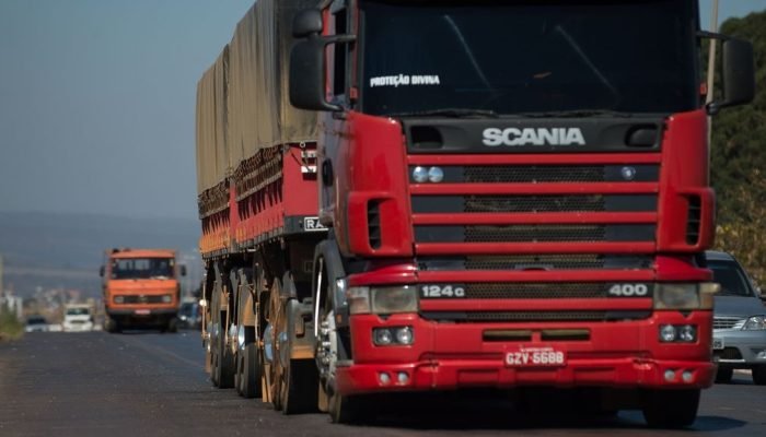 Motoristas fazem manifestações pontuais na entrada do porto de Santos (SP), mas sem bloqueios. ...