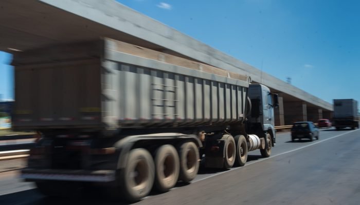 Ministro dos Transportes disse que governo irá endurecer fiscalização do frete. Categoria aval...