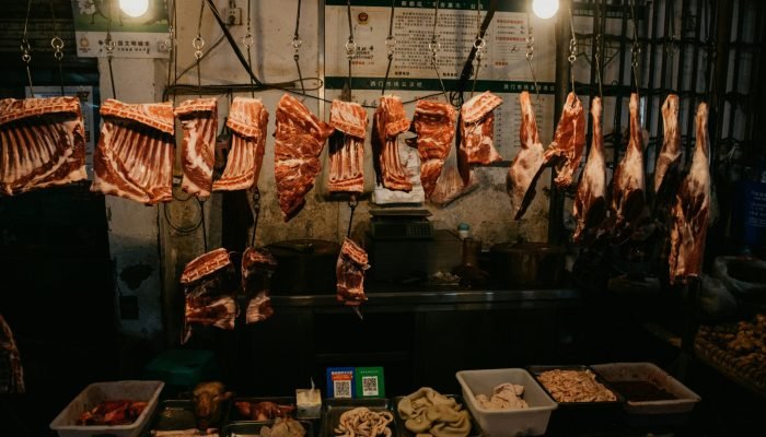 Diferentes cortes e miúdos à venda em mercado chinês: Brasil fatura mais de US$ 600 mihões po...