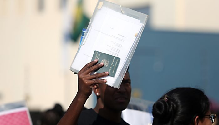 Pesquisa aponta que 46% dos brasileiros perceberam uma piora da situação financeira do país no...