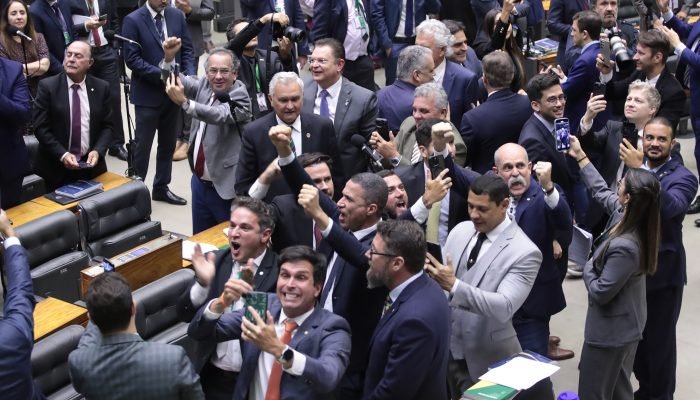 Câmara aprovou o substitutivo de Derrite para PL antifacção por 370 votos favoráveis a 110 co...